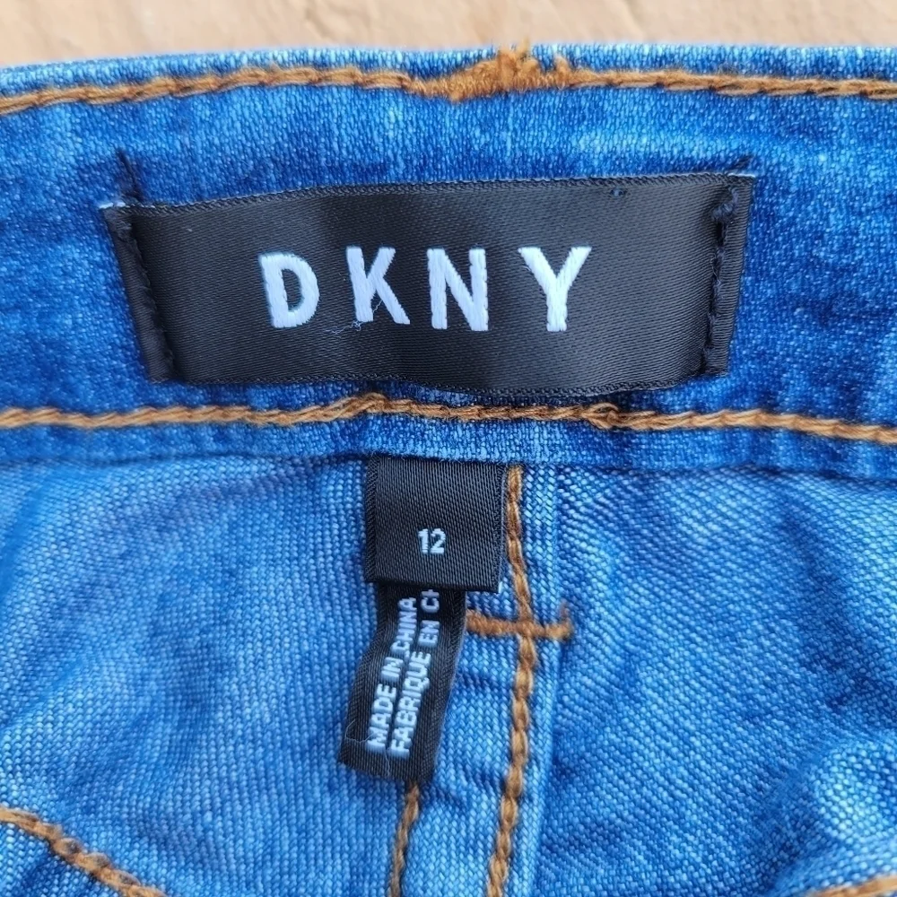 3/$15 DKNY Distressed Medium Wash Denim Jean Sho…